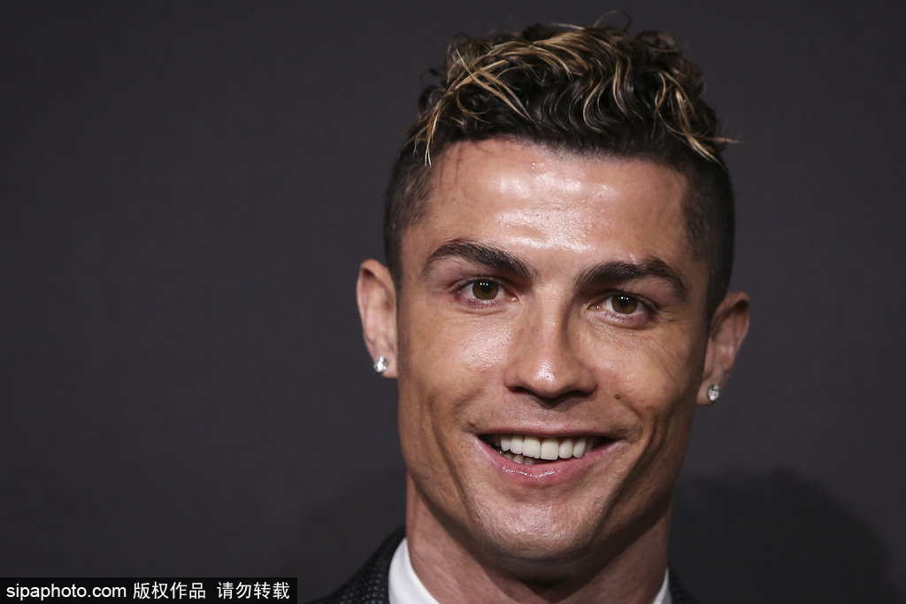 中超赛场争议判罚：VAR判罚引发讨论,（中超判罚风波：VAR介入引发热议）