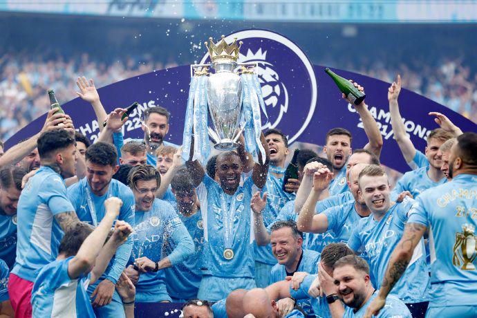 记者：上海申花5名外援以及谢鹏飞和戴伟浚随队出征亚冠客场（记者：申花五外援联同谢鹏飞、戴伟浚随队远征亚冠客场）