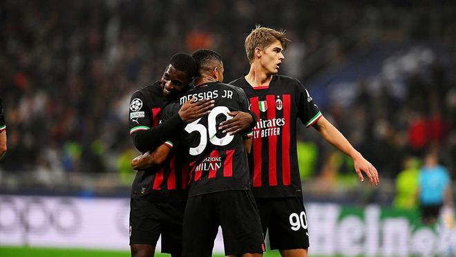 真男人！蓝军前锋遭入室盗窃，其夺刀对峙窃贼保护家人（硬汉本色！蓝军前锋遭遇入室行窃，夺刀与贼对峙护家人）