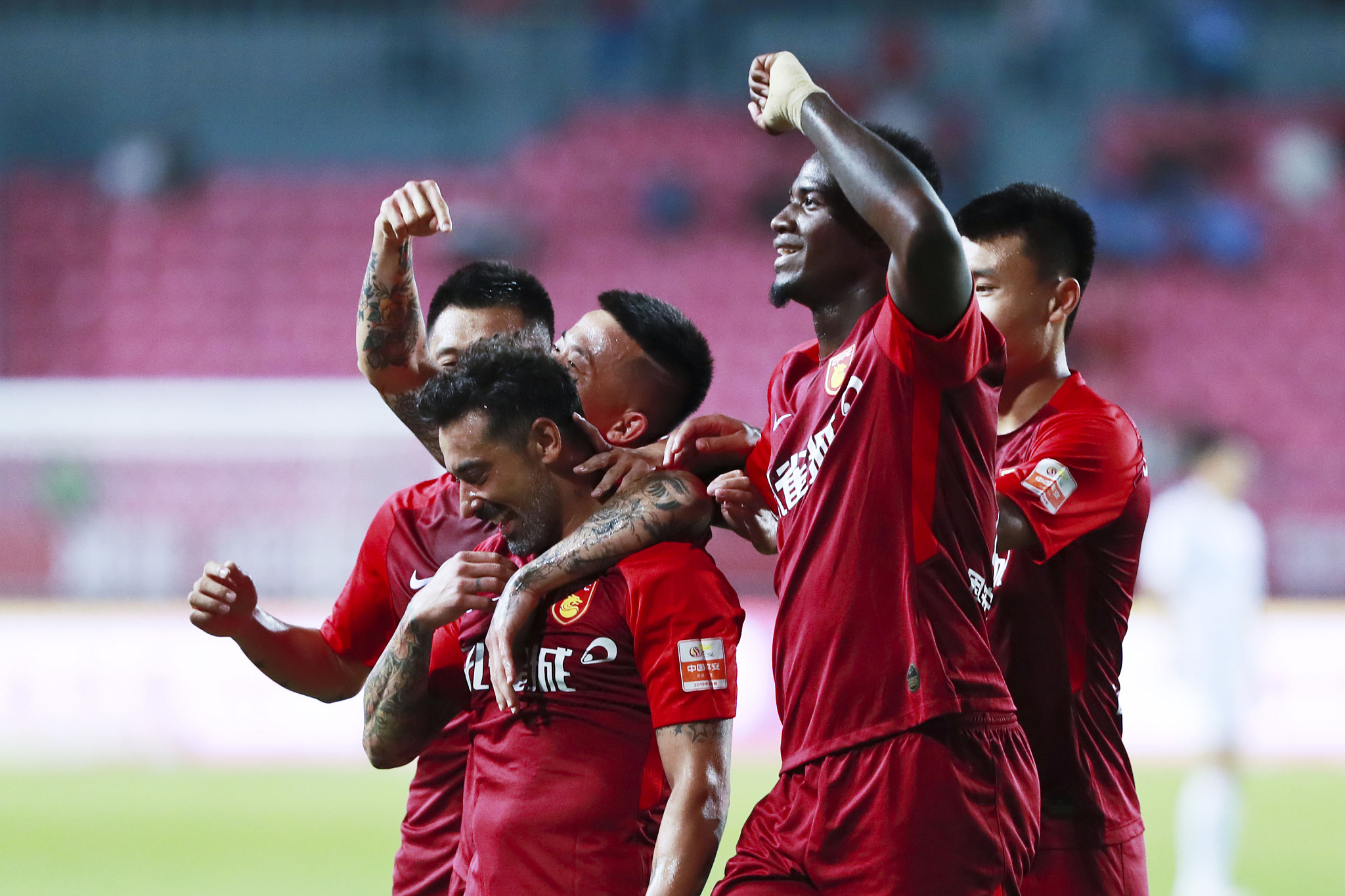 意媒：库普梅纳斯转型中卫表现亮眼，尤文中场补强成当务之急（意媒：库普梅纳斯改打中卫表现出众，尤中文场补强刻不容缓）