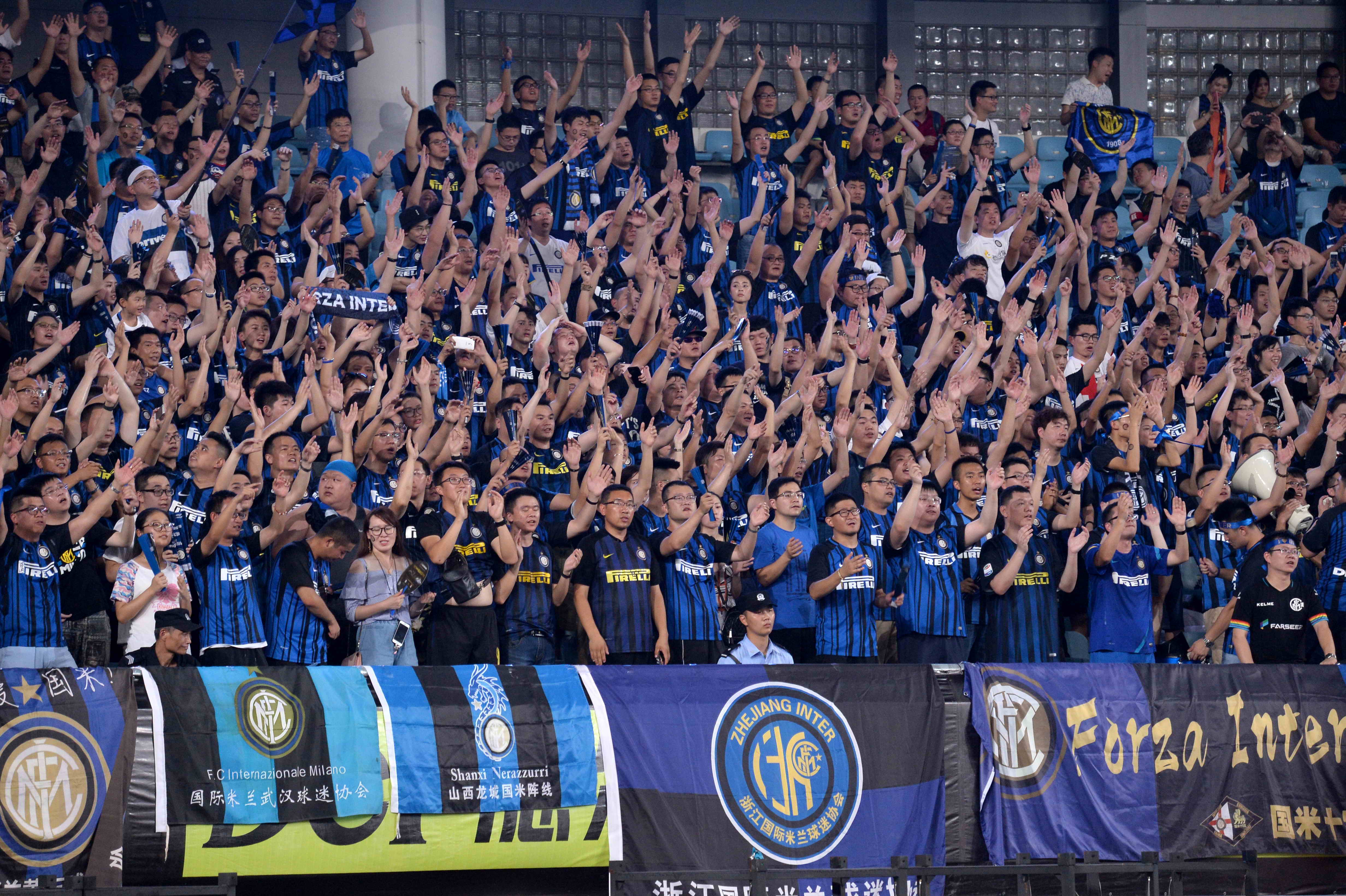 米兰总监：迈尼昂没索要800万年薪，续约谈判在积极推进中（米兰总监：迈尼昂并未提出800万年薪要求，续约谈判正积极推进）