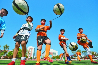 阿森纳欧冠小组／联赛阶段取得10连胜，仅次于拜仁和利物浦（阿森纳欧冠小组赛及联赛阶段豪取10连胜，位列拜仁、利物浦之后）