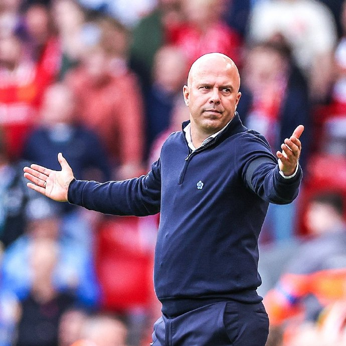 德甲生涯第10次戴帽，凯恩赛后将比赛用球带走收藏（凯恩德甲生涯第10次上演帽子戏法，赛后将比赛用球带回珍藏）