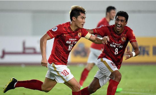 数十位工人集结诺坎普外，抗议建筑公司驱逐行政不合规员工（数十名工人诺坎普外集会，抗议建筑公司清退行政手续不合规人员）