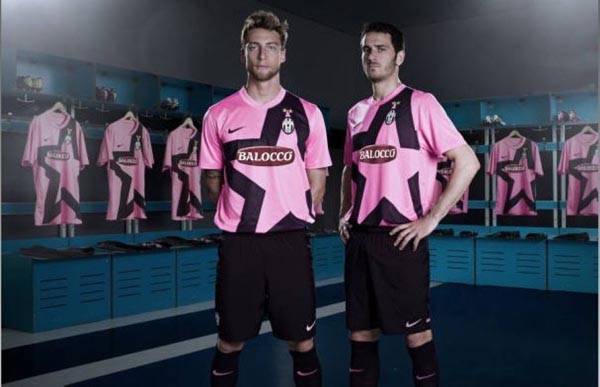 俄极限运动员挑战在1800米高空踢球，进球后做出C罗庆祝动作（俄罗斯极限运动员海拔1800米高空踢球，破门后上演C罗式庆祝）