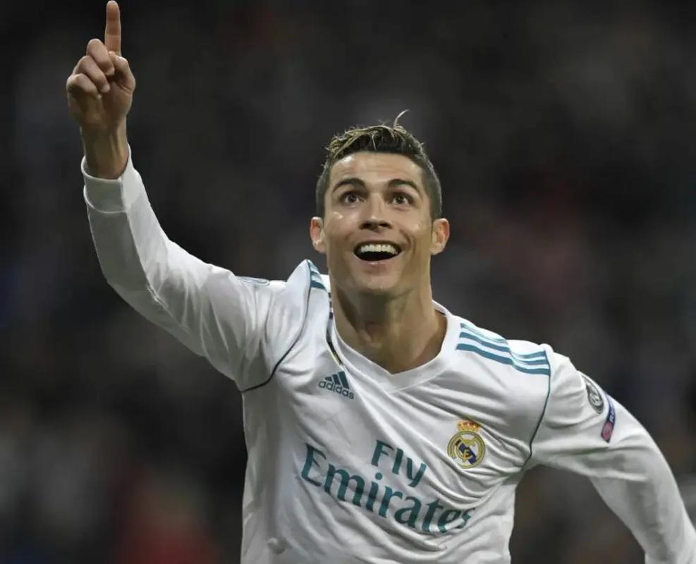 C罗2026世界杯将推出金色签名球鞋，致敬经典Mercurial设计（C罗将在2026世界杯发布金色签名战靴，致敬经典Mercurial设计）