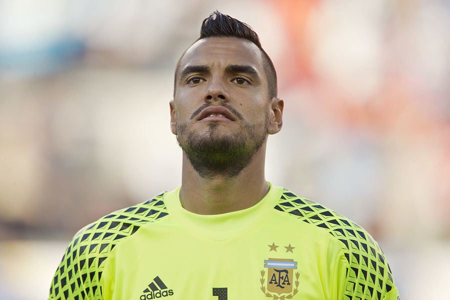 欧冠半场：克瑙夫打破僵局，法兰克福1-0巴塞罗那（欧冠半场战报：克瑙夫先拔头筹，法兰克福暂1-0领先巴塞罗那）