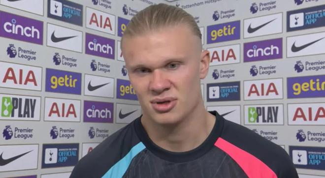 拿来吧你！柏林赫塔球员一把抢过对手教练给球员的战术小纸条