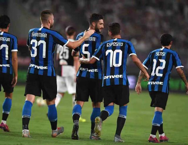 替补球员关键时刻助球队锁胜（替补球员末段发威锁定胜局）