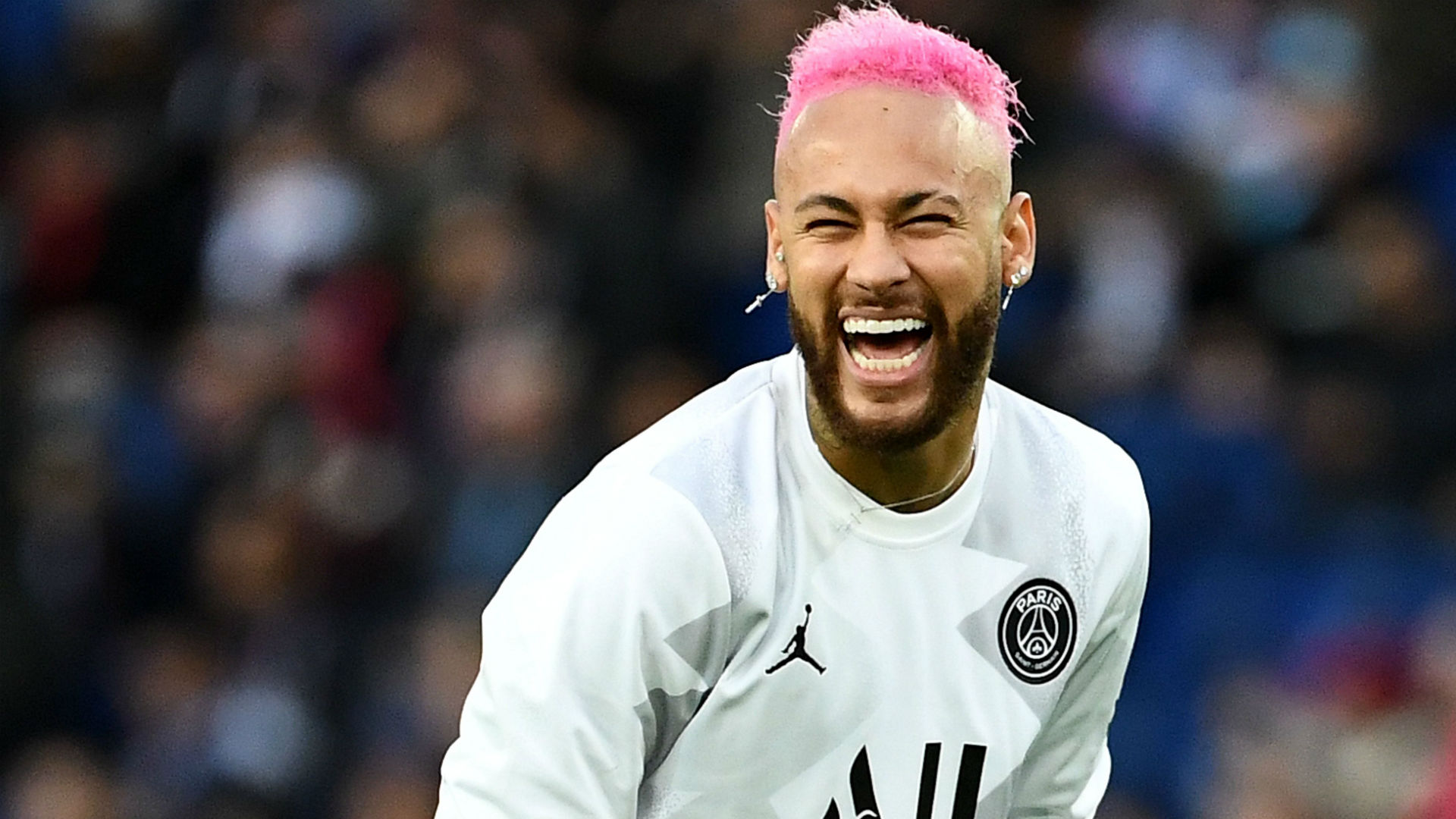 惊险一幕，马竞女足球员梅迪纳头部被膝盖撞到后失去意识（马竞女足惊魂一刻：梅迪纳头部遭膝撞后当场昏迷）