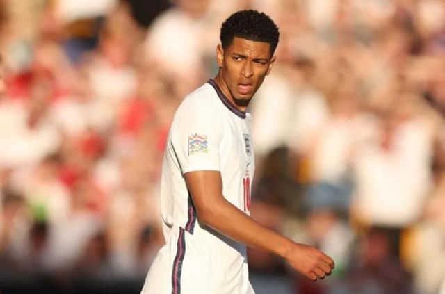 足球这项运动陪伴了我整个初高中，今天我十八岁了，...（十八岁的我：与足球同行的初高中岁月）