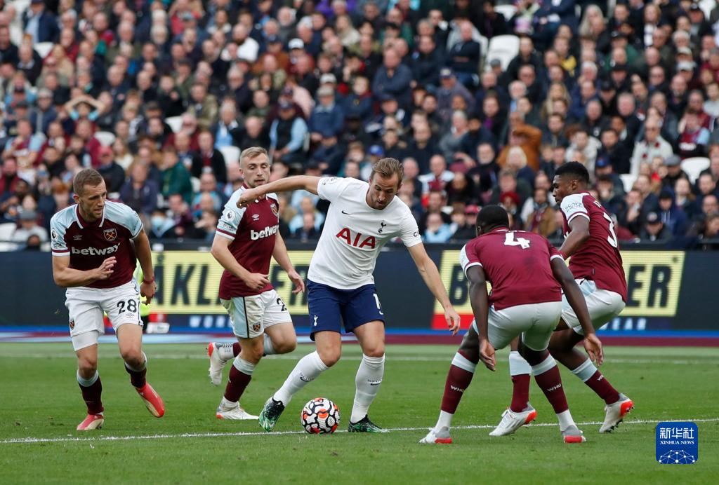 苏翊鸣在2025-2026赛季国际雪联单板滑雪世界杯北京站夺冠，以181.00分刷新个人最佳，连续完成三个1980度空翻，展现卓越实力。