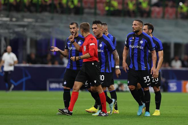 跟队：赫伊森将会在本周末皇马客战阿拉维斯的比赛中回归（队记：赫伊森将于本周末随皇马做客阿拉维斯时复出）