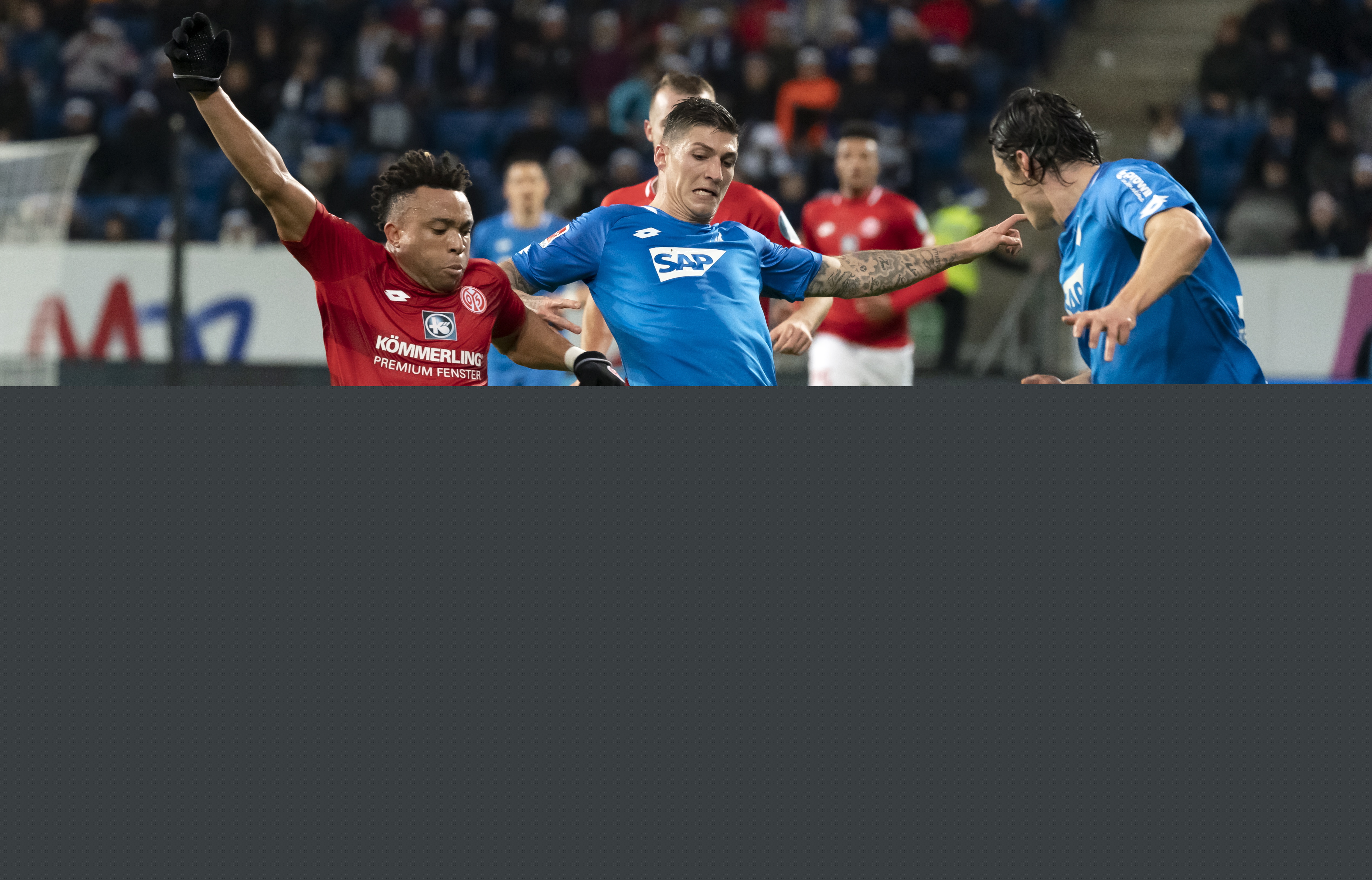 欧冠赛场精彩瞬间：巴萨主场2-0取胜,（欧冠高光时刻：巴萨主场2-0告捷）